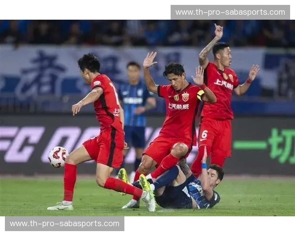 针锋相对的绿茵江湖：当上海海港遇见河南建业，是豪门的谢幕还是草根的狂欢？